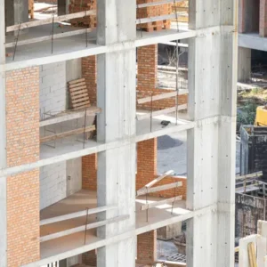 que es un acabado de construcción: Fotografía de un edificio en construcción mientras por dentro están haciendo los acabados necesarios para que sea una propiedad apta para los clientes